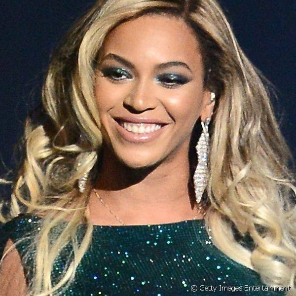 Beyoncé decidiu combinar a cor da sombra com seu vestido cintilante e equilibrou o look com batom nude